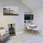 Host & - The Surfer's Loft Apartment