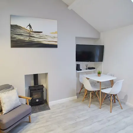 Host & - The Surfer's Loft Apartment