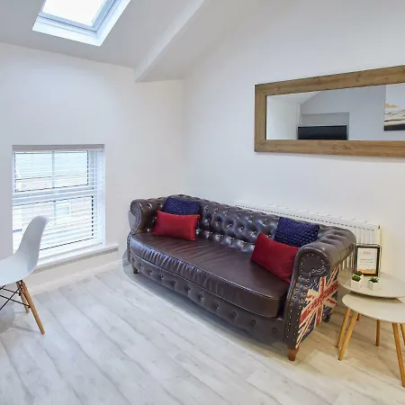 Host & - The Surfer's Loft Apartment
